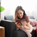 Attractive,Asian,Woman,With,Travel,Baggage,Have,Using,Smartphone,Booking